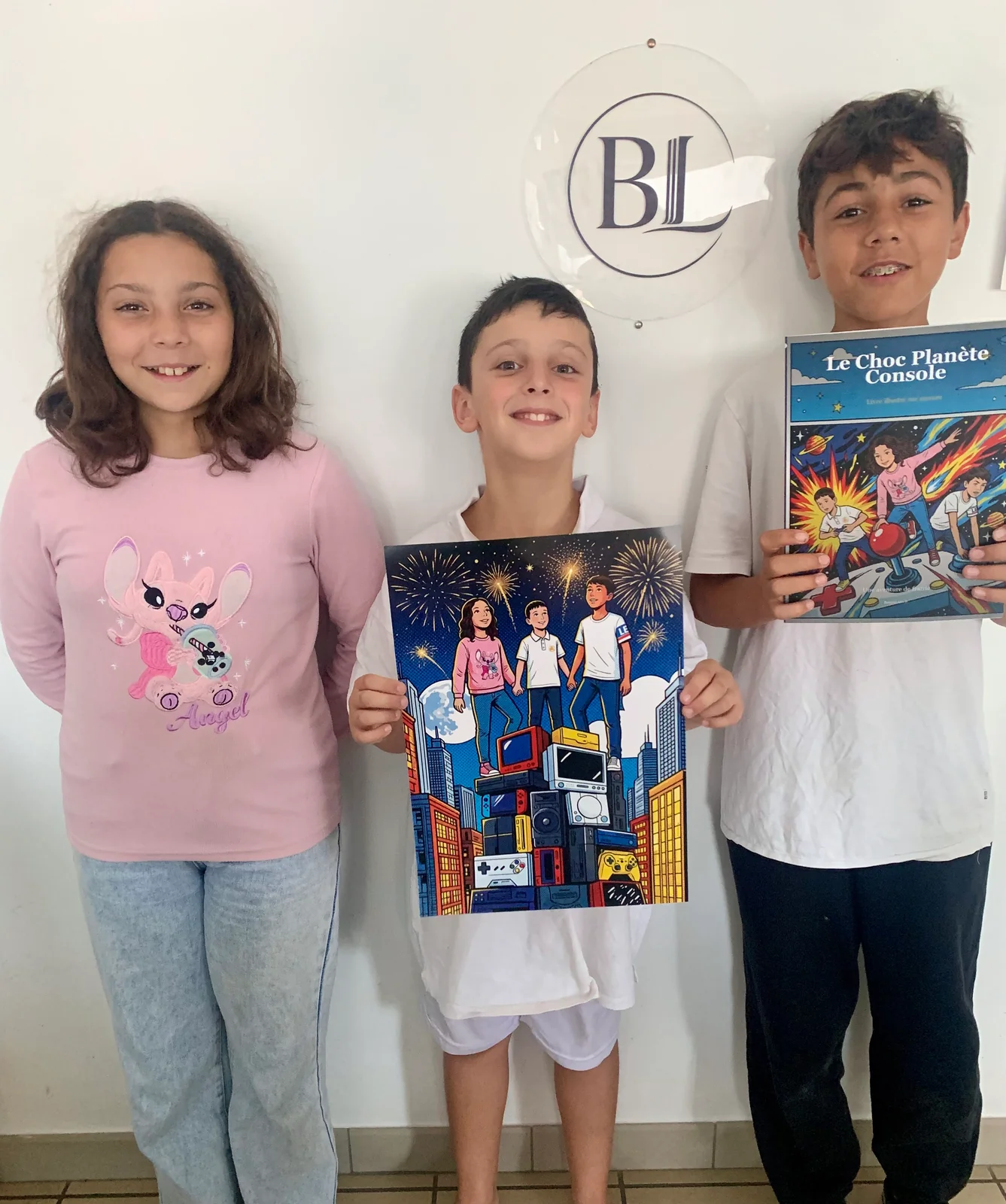 Trois enfants avec leur livre personnalisé et leur poster imprimé